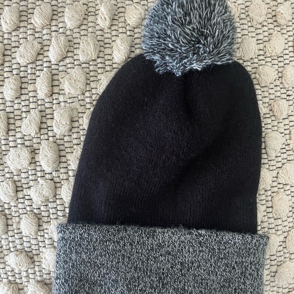 Woman’s Carhartt Winter Hat - Picture 2 of 2